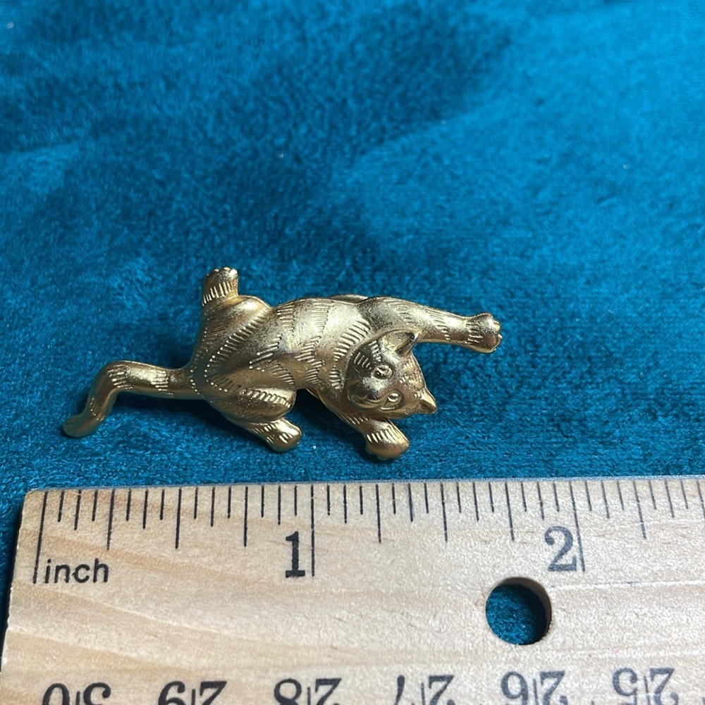 Small JJ Cat Pin Brooch - Picture 6 of 6